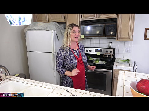 ❤️ Stepmom هن جي تاريخ کان اڳ باورچی خانه ۾ کيس کير پيارڻ ❤️ ❤