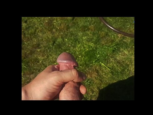 ❤️ گرم hottie پنهنجي گلابي pussy fucked حاصل ڪري ۽ هڪ اونهاري جي باغ ۾ squirt سان cums ❤️ ❤